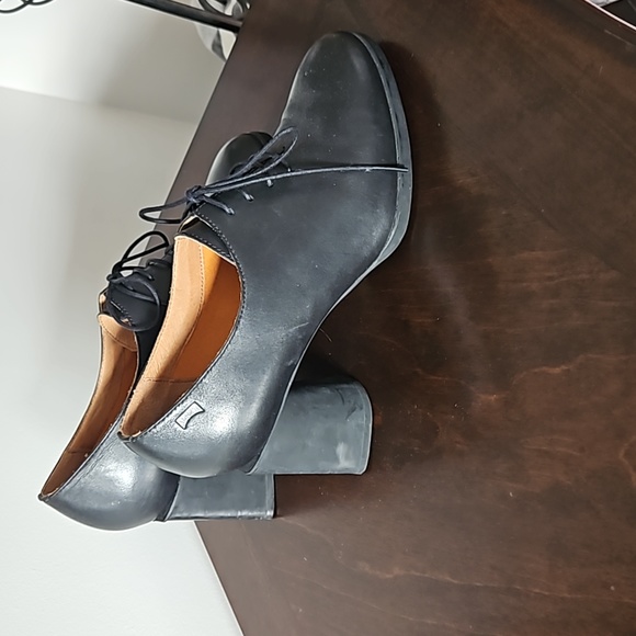 Heeled Oxford - Picture 2 of 3